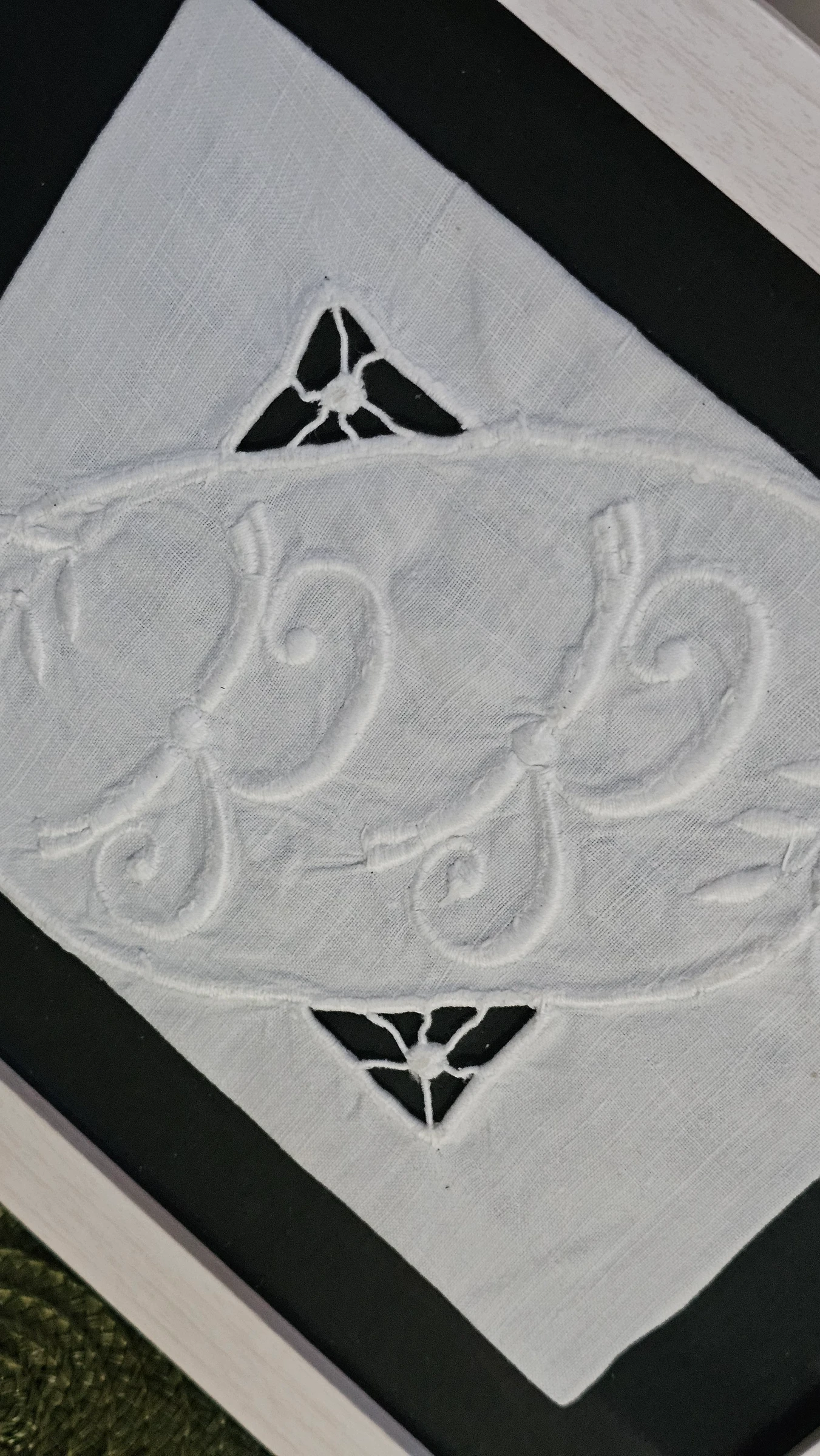 Frame with antique monogrammed linen – photo 7